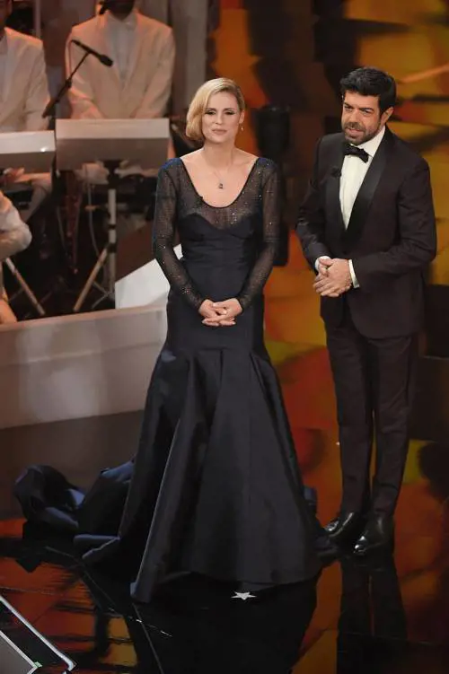 La Hunziker apre la terza serata in lungo