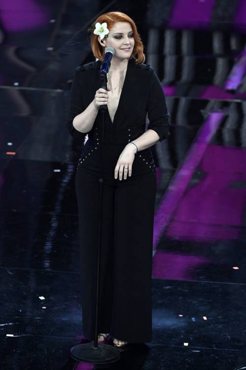 Sanremo 2018, Noemi in abito nero e profonda scollatura