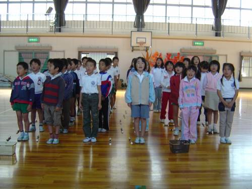 Bimbi giapponesi a scuola in una foto d'archivio
