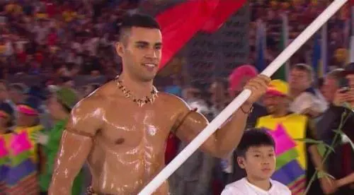 PyeongChang, il portabandiera Taufatofua sfila a petto nudo a meno 20°