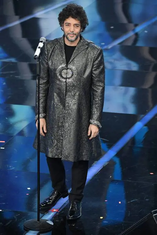 Scaramanzie, silenzi e tisane. Dietro le quinte con i cantanti