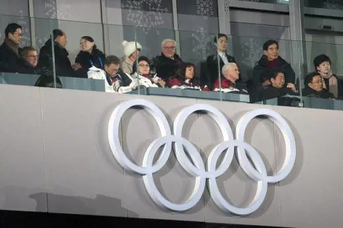 Gli Usa gelano i Giochi. Ma le due Coree si stringono la mano