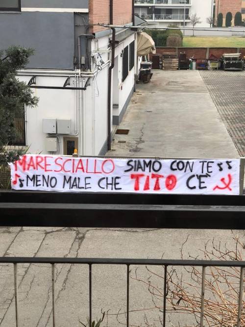 Foibe, altro striscione choc: "Meno male che Tito c'è"