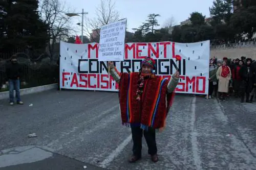 Antifascisti di professione. In piazza cori anti foibe