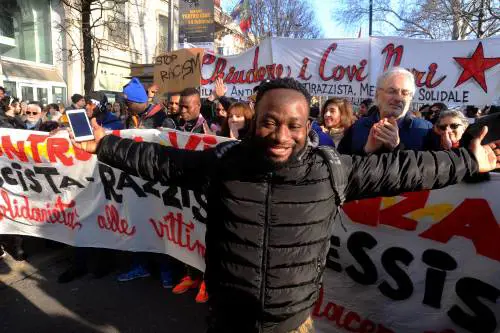 In piazza contro il razzismo la sinistra si divide e insulta