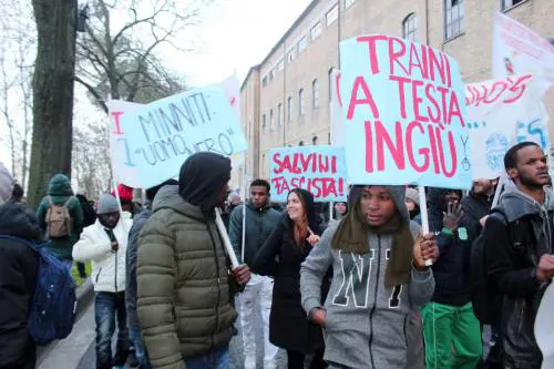 Macerata, dopo le foibe, altri cori choc: gli antifascisti contro Nassiriya