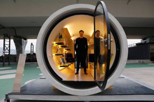 Hong Kong, che vita del tubo: case-cilindro per risparmiare