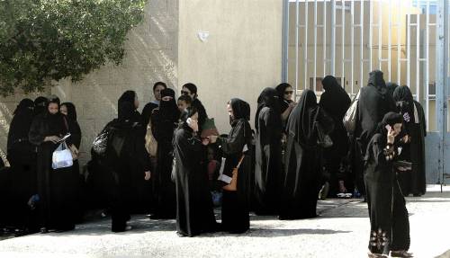Svolta in Arabia Saudita: "La tunica femminile non sia più obbligatoria"