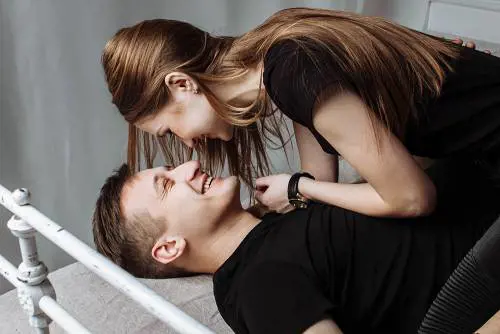 Fare sesso migliora la carriera: lo studio