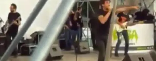 Quando Fabrizio Moro cantava per M5s e insultava Napolitano