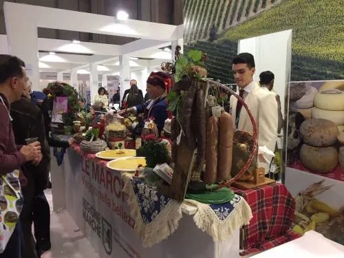 I turisti stranieri in Italia spendono un terzo nel cibo