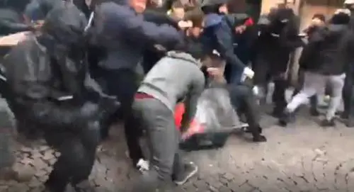 Caccia all'uomo in grigio. Ha pestato con lo scudo il carabiniere a terra