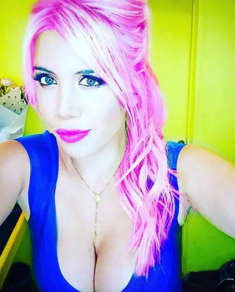 Wanda Nara sexy in rosa