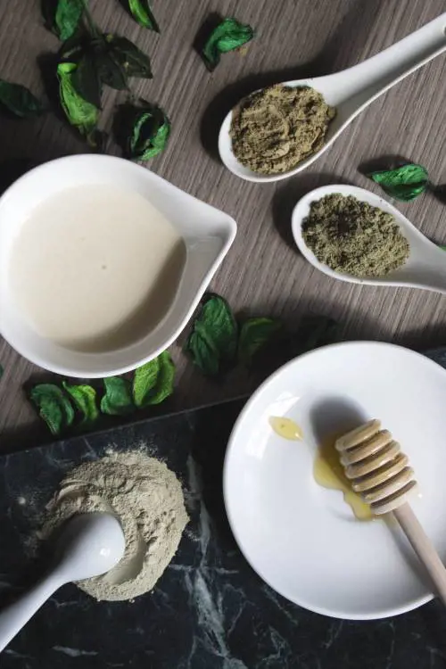 Le ricette «bio» personalizzate per i capelli preparate e impiattate dall’hair stylist