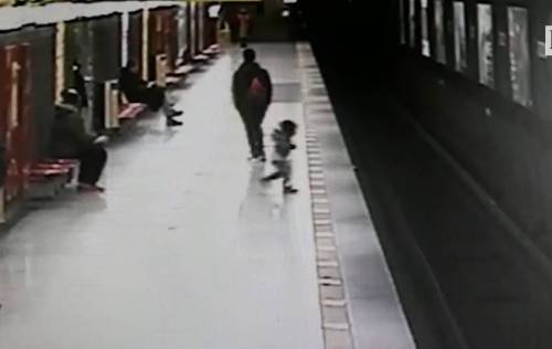 Milano, parla il ragazzo eroe della metro: "Avevo un minuto, ho salvato il bimbo"