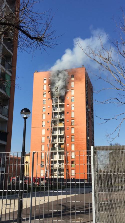 Milano, incendio a Quarto Oggiaro: grave un 13enne