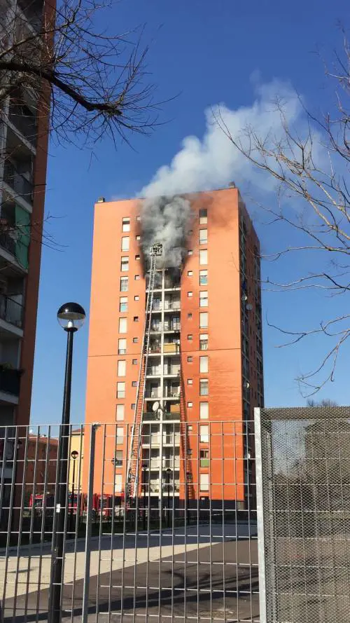 Milano, incendio a Quarto Oggiaro: grave un 13enne