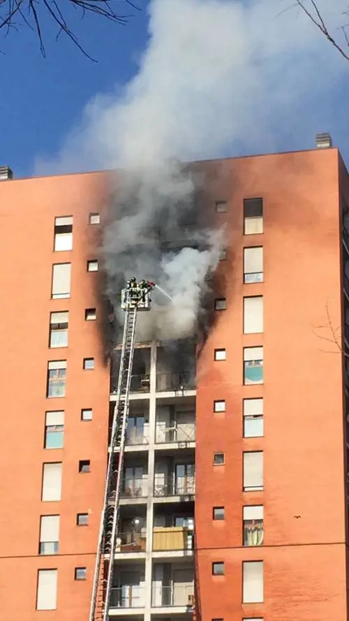 Milano, morto il 13enne intossicato nell'incendio a Quarto Oggiaro