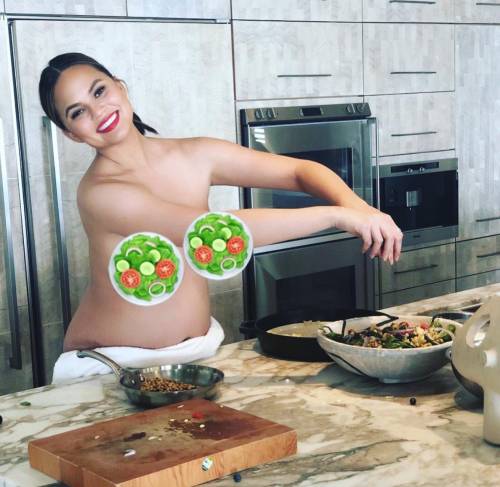 Chrissy Teigen, topless e incinta mentre cucina