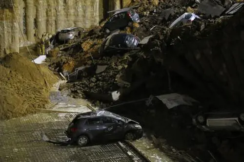 Roma, si apre un'enorme voragine per strada: auto inghiottite