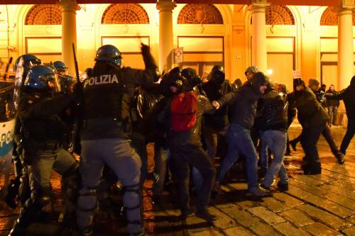 Ancora scontri a Bologna tra polizia e centri sociali