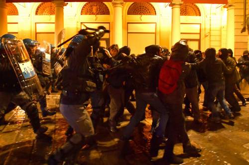 Bologna, scontri tra polizia e antagonisti