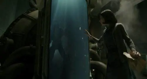 "La forma dell'acqua" assomiglia davvero a un delfino di plastica?