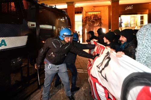 Centri sociali a Bologna si fingono giornalisti ​per contestare Salvini