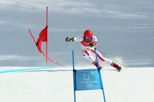 Hirscher, scusate il ritardo... È d'oro la sua lezione di slalom