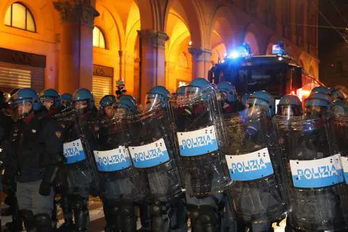 "Elogi solo se ci scappa il morto". La moglie di un poliziotto si sfoga