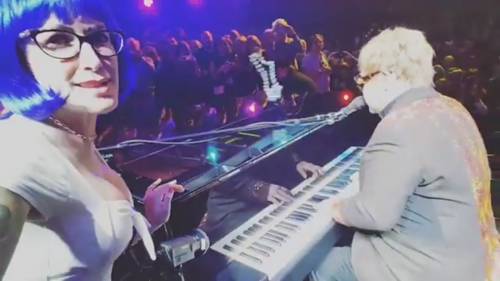 Incidente per Elton John: colpito da una collana durante un concerto