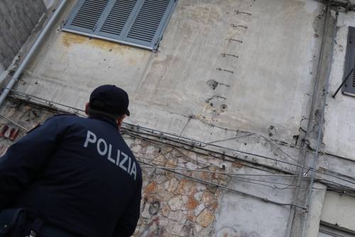 Aggredisce poliziotti e 118 eritreo fermato in via Lecco. "Quartiere sotto assedio"