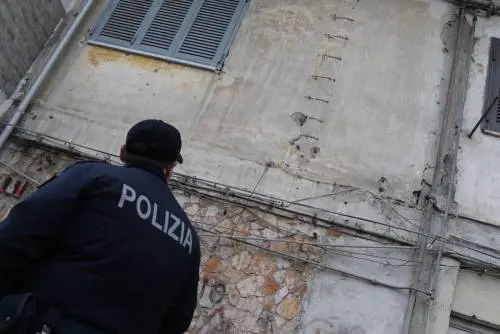 Si traveste per riavere l'ex, lui la scopre