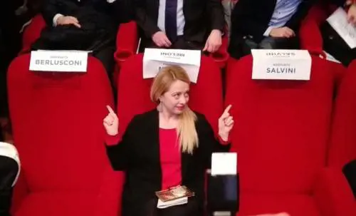 Meloni giura contro gli inciuci. Ma i patrioti restano da soli