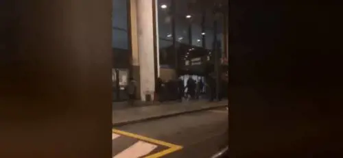 Malpensa, rissa in aeroporto: tassisti picchiano conducente abusivo