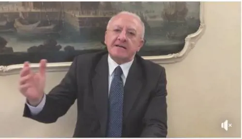 De Luca dà mille euro per non lavorare