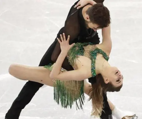 Olimpiadi invernali, imbarazzo in diretta: la pattinatrice rimane a seno nudo