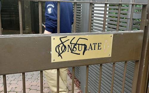 Svastiche sull'ambasciata polacca di Tel Aviv