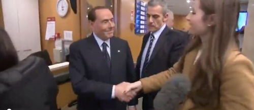 Berlusconi scherza con la reporter: 'Se stringi la mano così, chi ti sposa?'