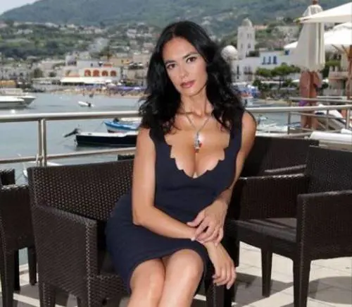 Gaffe della Cucinotta: "La Sicilia nel cuore". Ma lei si trova a Ischia