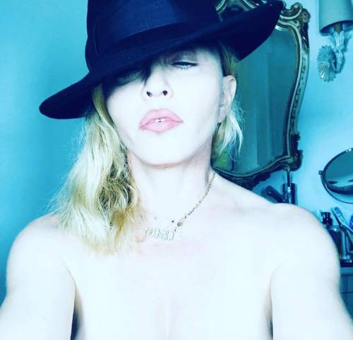 Madonna, topless a sorpresa su Instagram
