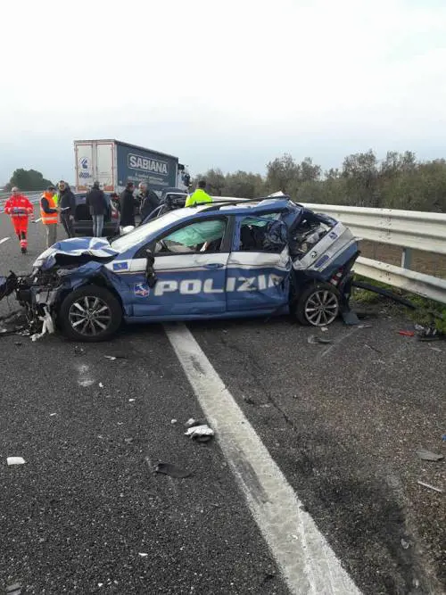 Bari, tir travolge un'auto della polizia stradale: due agenti feriti