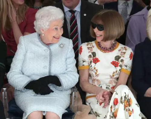 Il "debutto" della Regina in prima fila a una sfilata