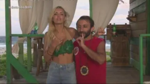 Isola dei Famosi, il fidanzato di Elena Morali: "Non sono tranquillo nel vederla con Simone"
