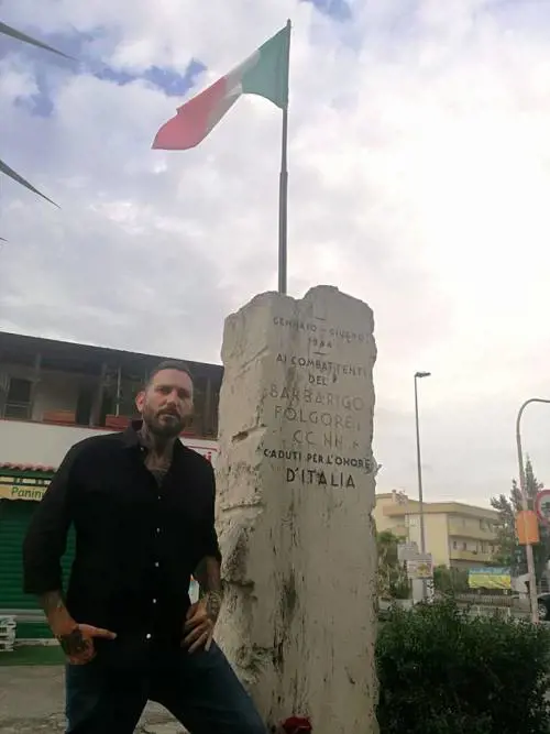 Palermo, lo schiaffo dei centri sociali: "Militante Fn? Se l'è cercata..."