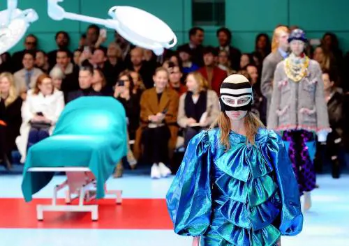 Gucci, la sfilata è nella sala operatoria