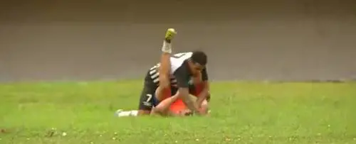 Il raccattapalle esulta per il gol. Il giocatore lo massacra di botte