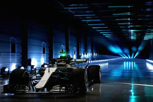 La Mercedes presenta la nuova W09: "Più che una macchina"