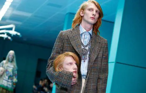 Gucci sfila in sala operatoria: i modelli hanno in mano la loro testa