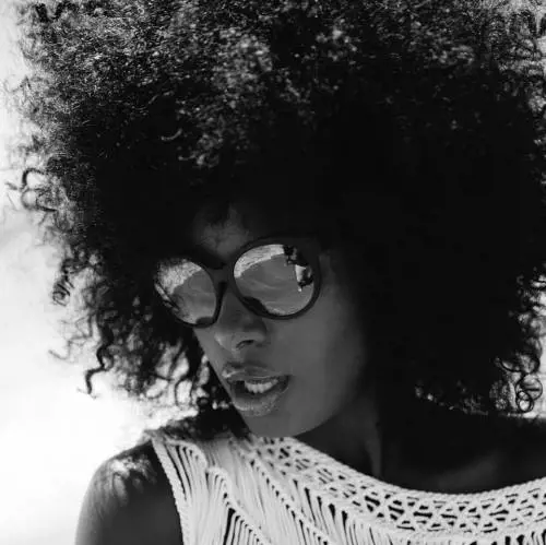 La modella di colore: "I profughi? Parassiti"